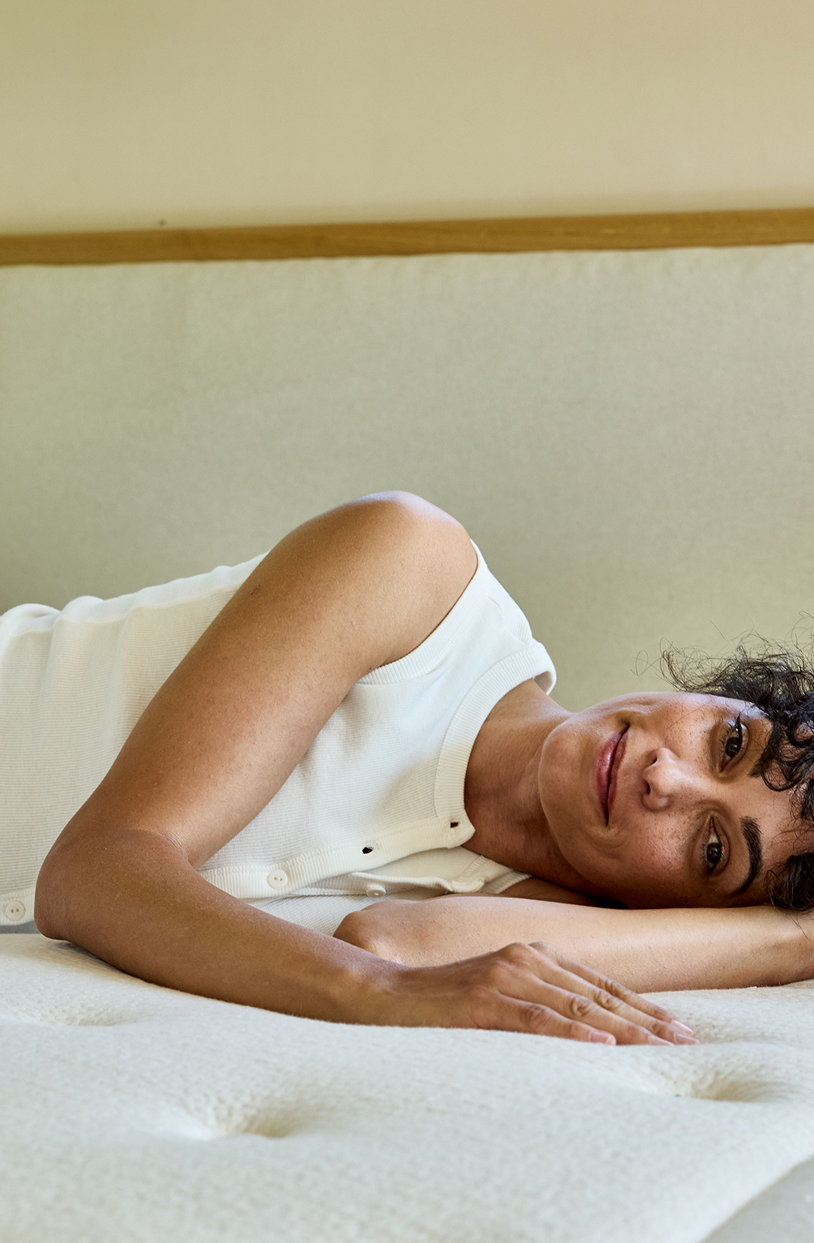 Femme allongée sur un matelas en latex naturel Kipli, illustrant le confort et le soutien d’une literie écologique.