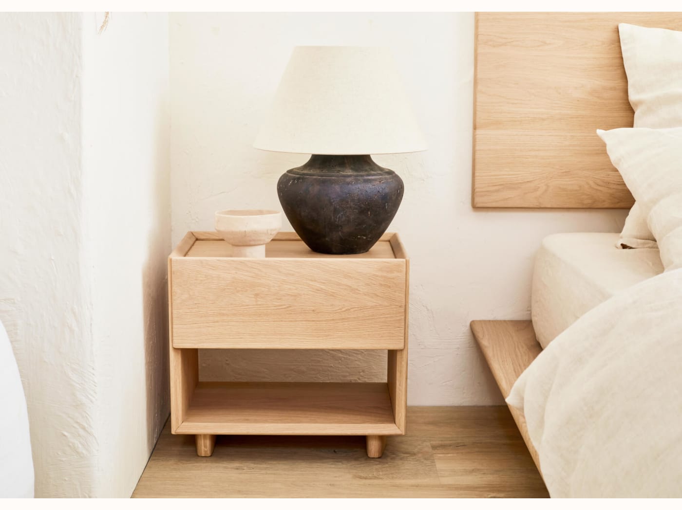 Table de chevet en bois massif LIVIA