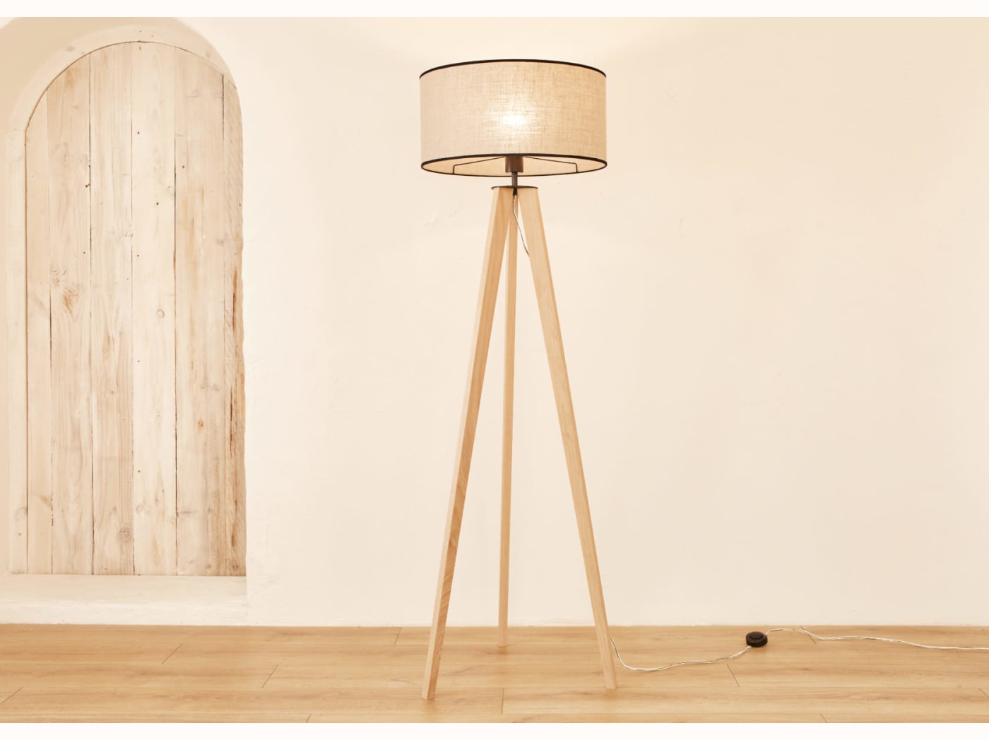 Lampadaire trépied en bois NYA