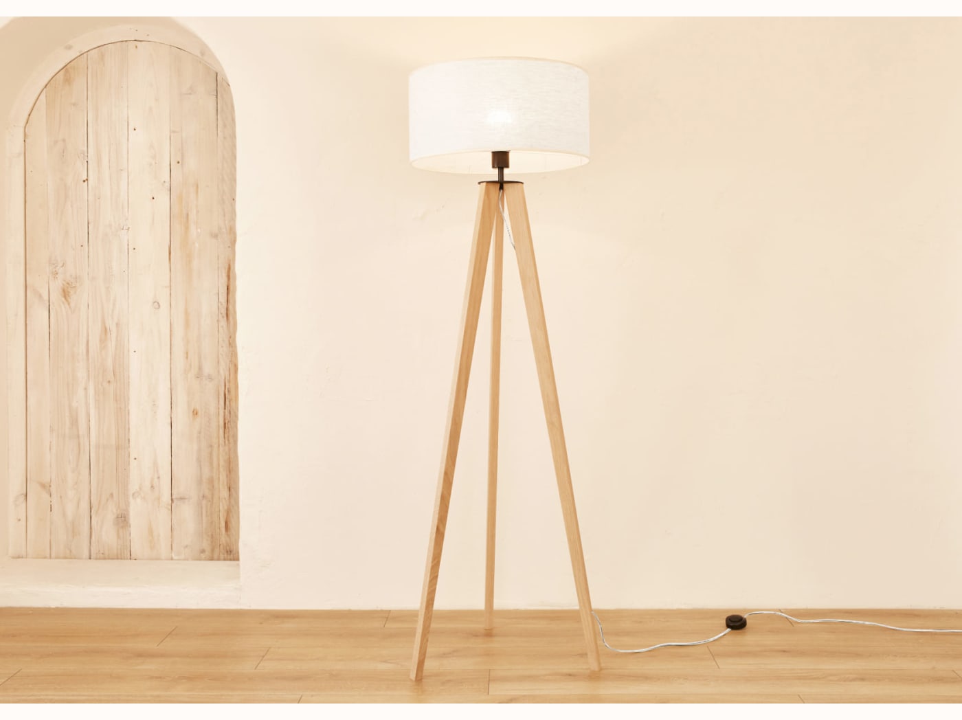 Lampadaire trépied en bois NYA