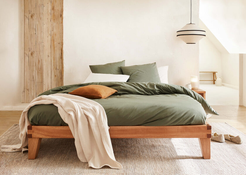 Lit avec sommier en bois massif LUCA