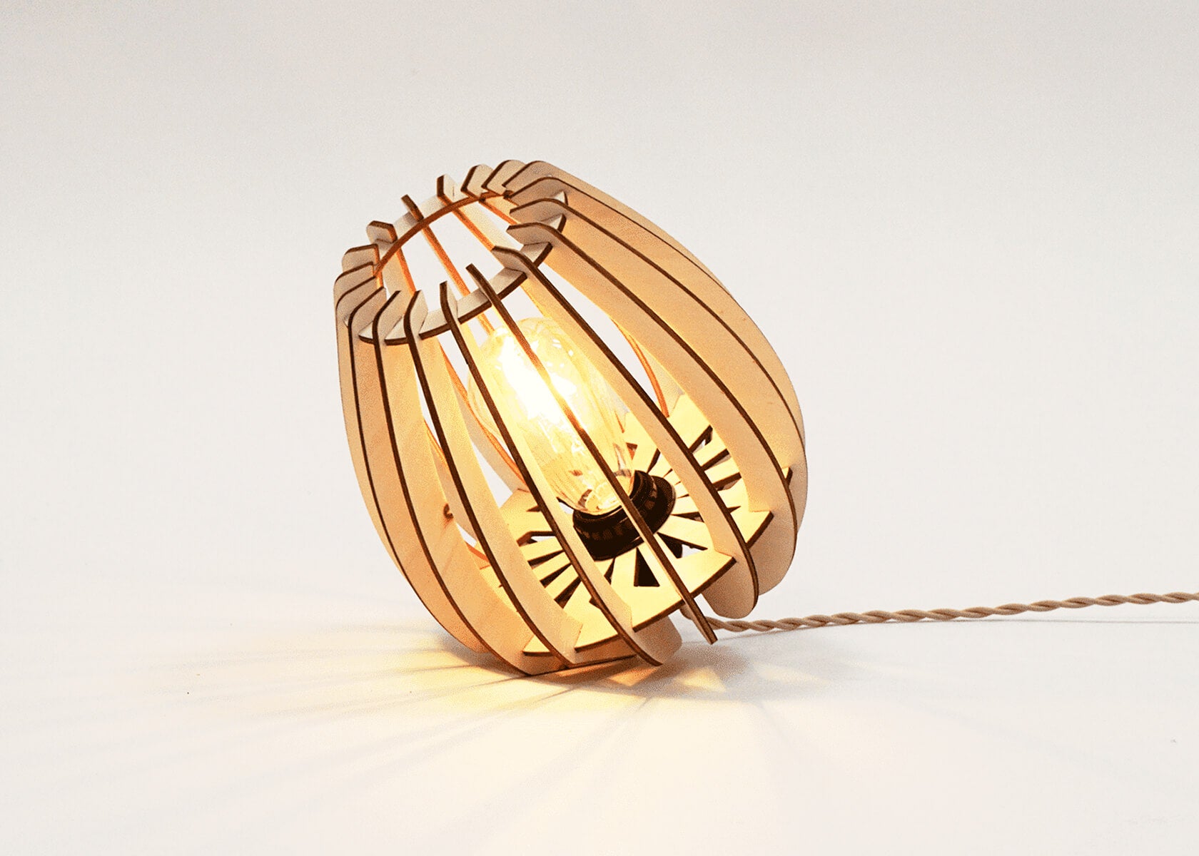 Lampe à poser en bois ATOME - Atelier Loupiote x Kipli