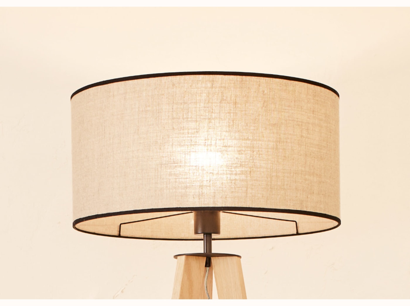 Lampadaire trépied en bois NYA