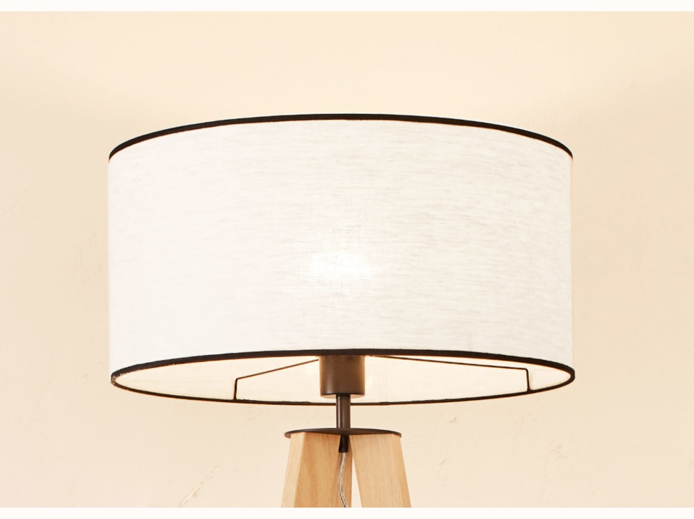 Lampadaire trépied en bois NYA