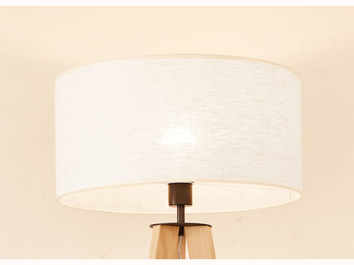 Lampadaire trépied en bois NYA