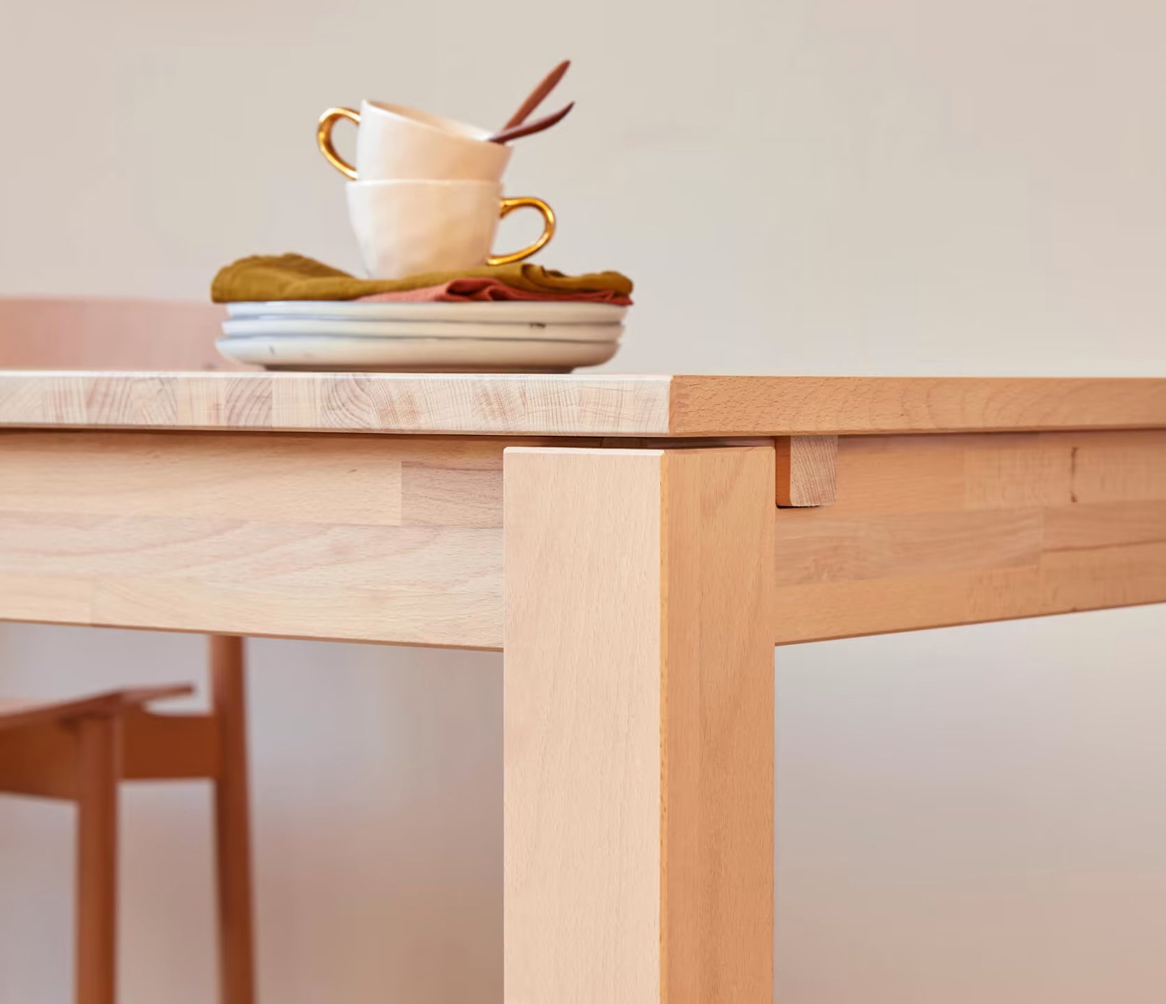 Ensemble table et chaises en bois massif MAIA
