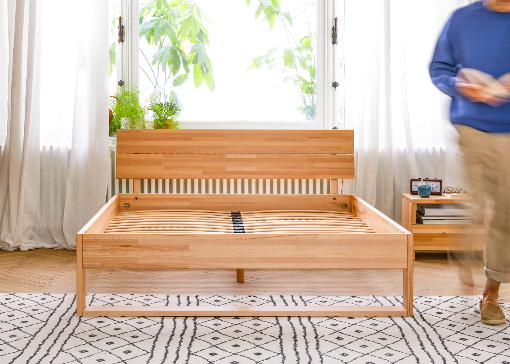 Lit avec sommier en bois massif AVA