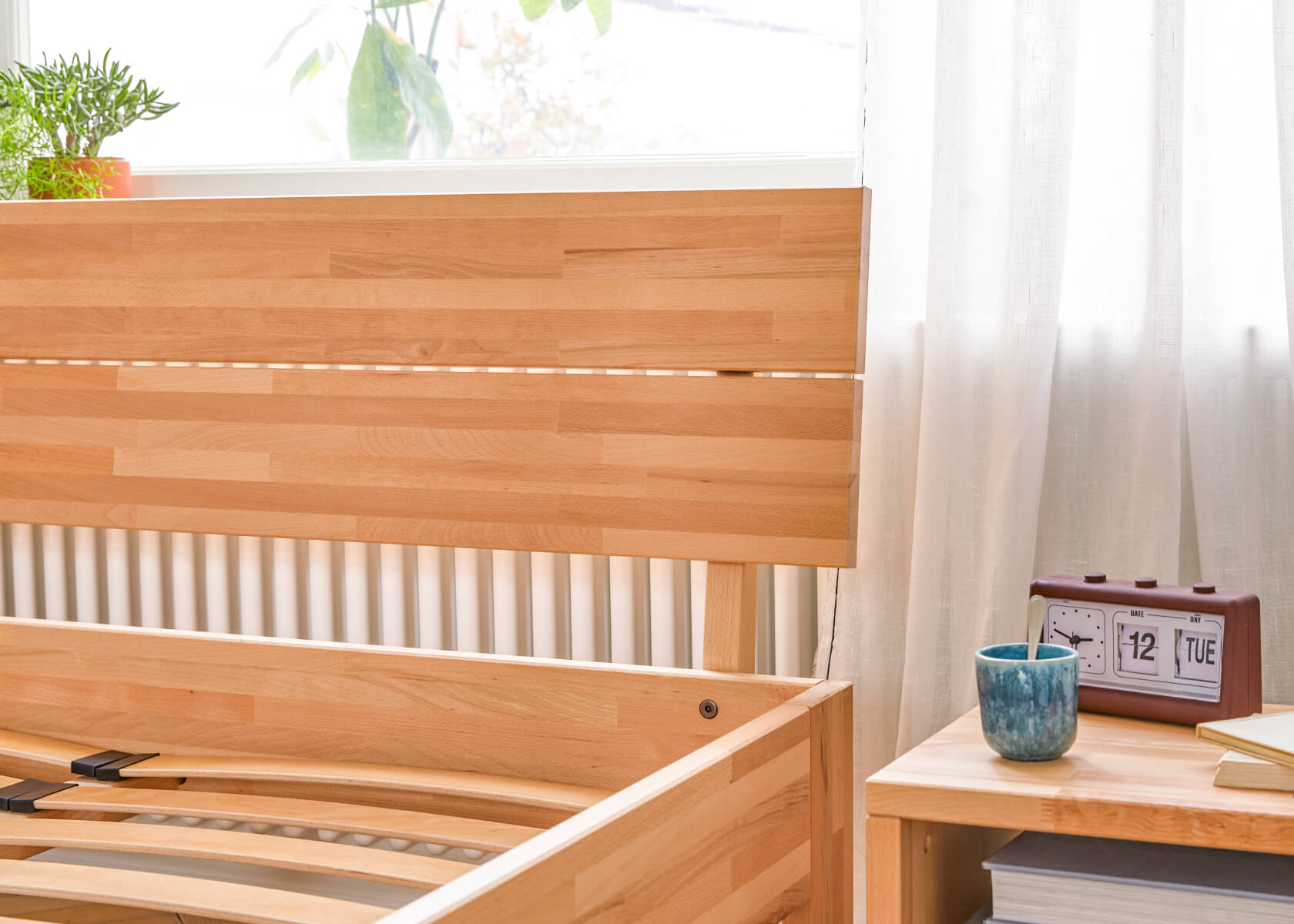 Lit avec sommier en bois massif AVA