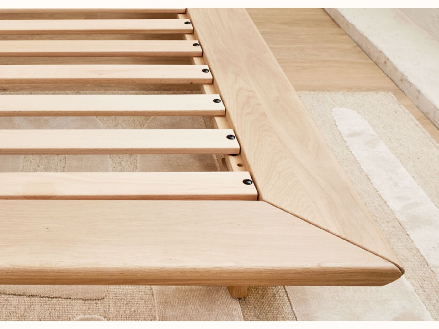 Lit plateforme en bois massif LIVIA