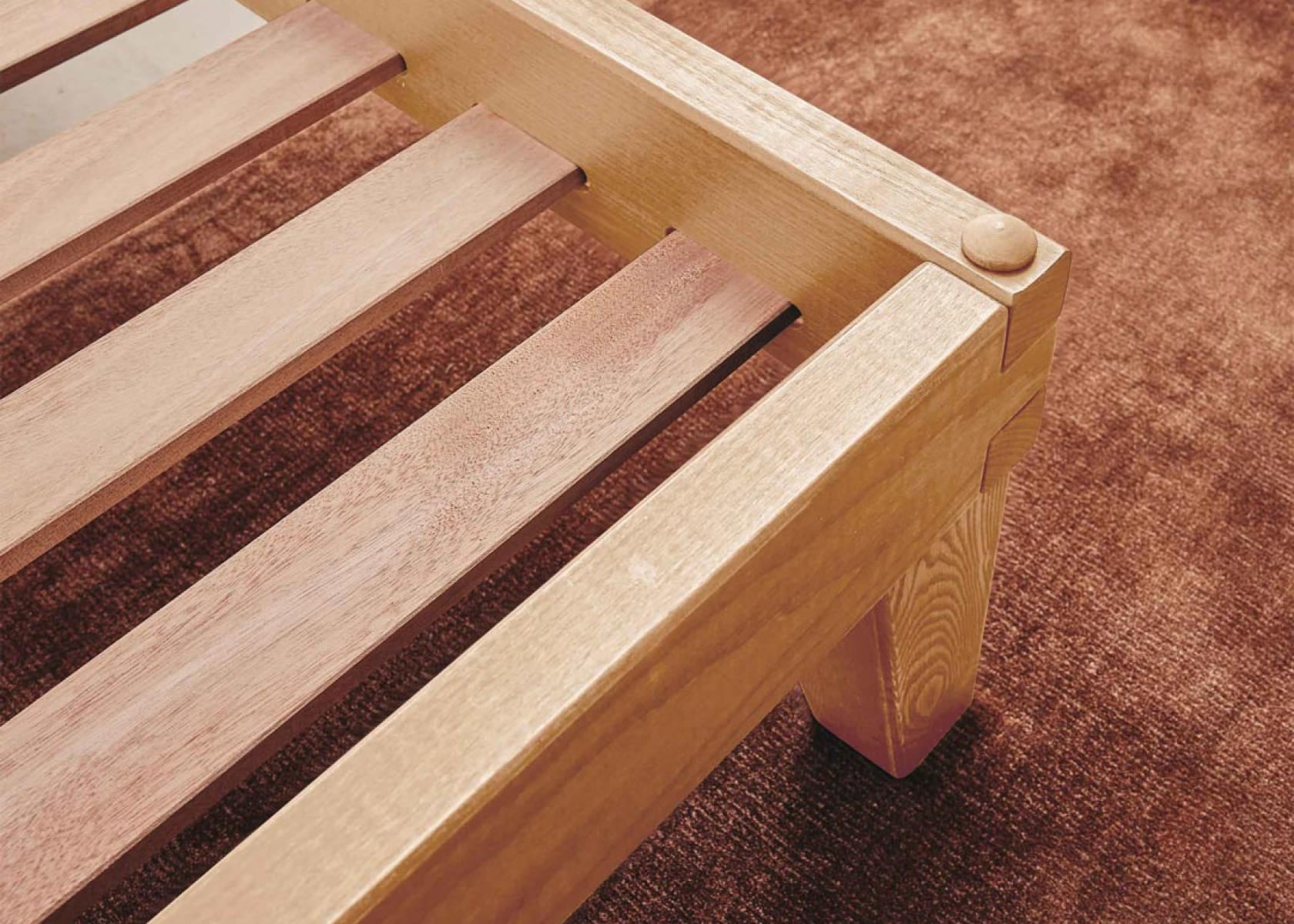 Lit avec sommier en bois massif LUCA