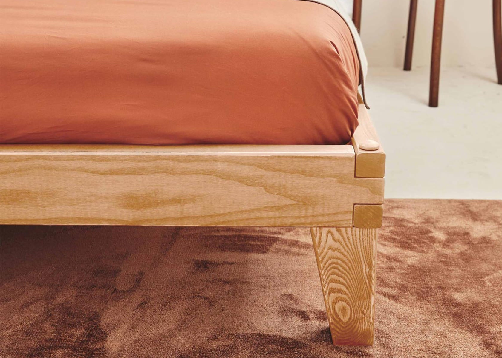 Lit avec sommier en bois massif LUCA