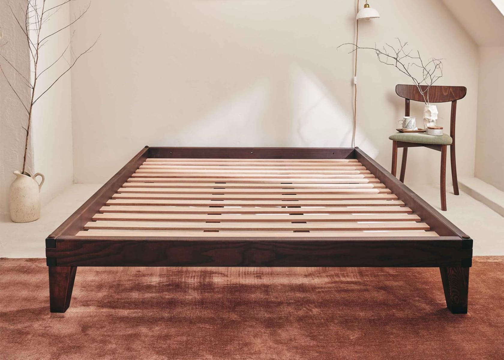 Lit avec sommier en bois massif LUCA