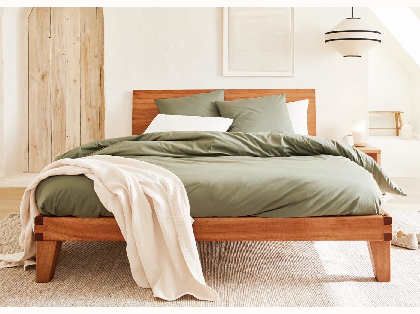 Lit avec sommier en bois massif LUCA