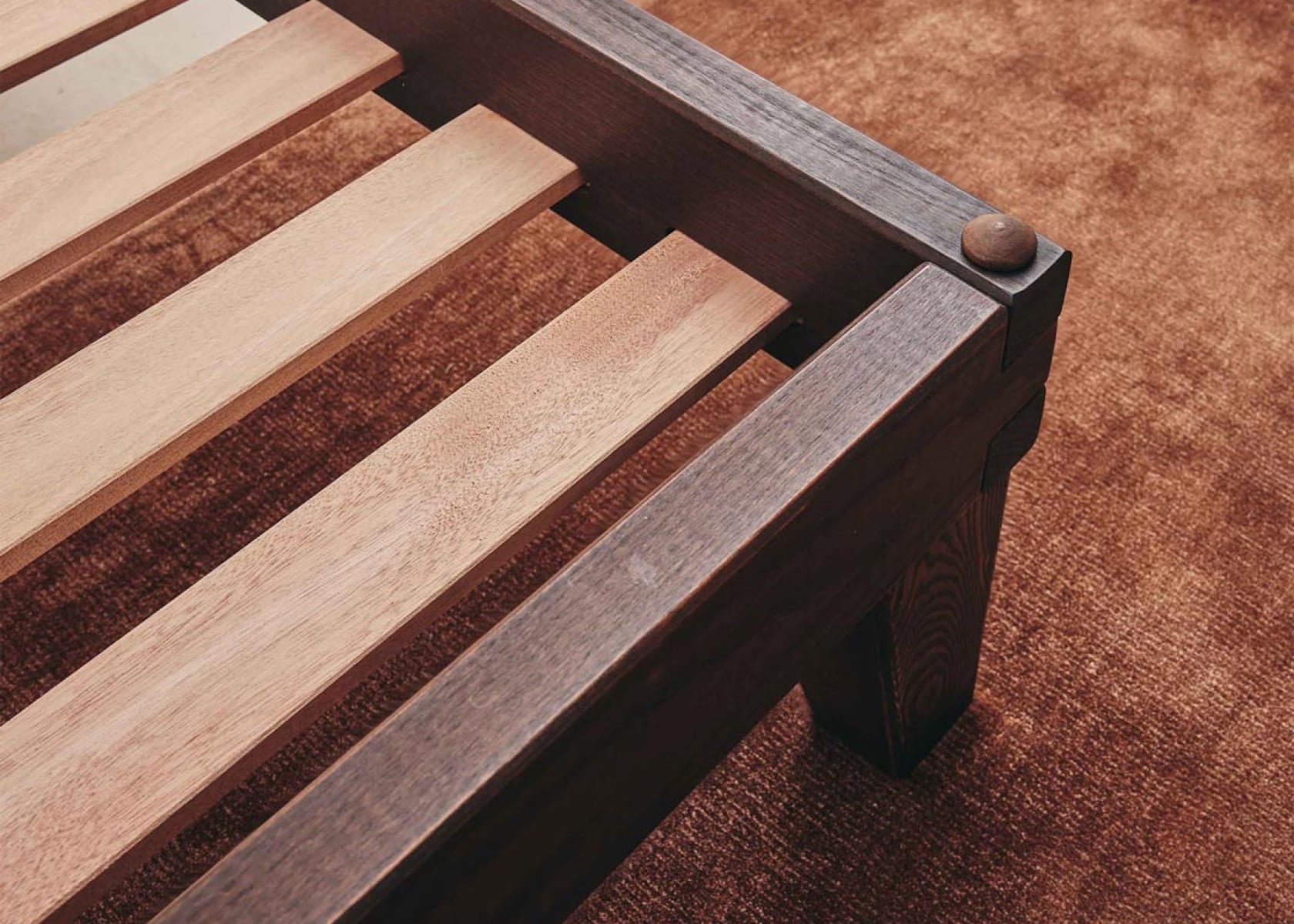 Lit avec sommier en bois massif LUCA