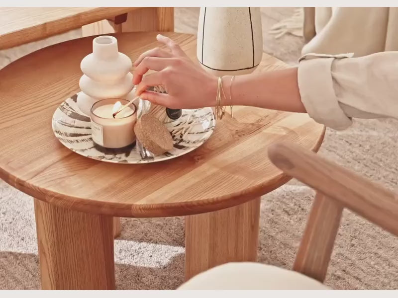 Charger la vidéo : Tables basses gigognes rondes en bois massif clair - BAOBAB