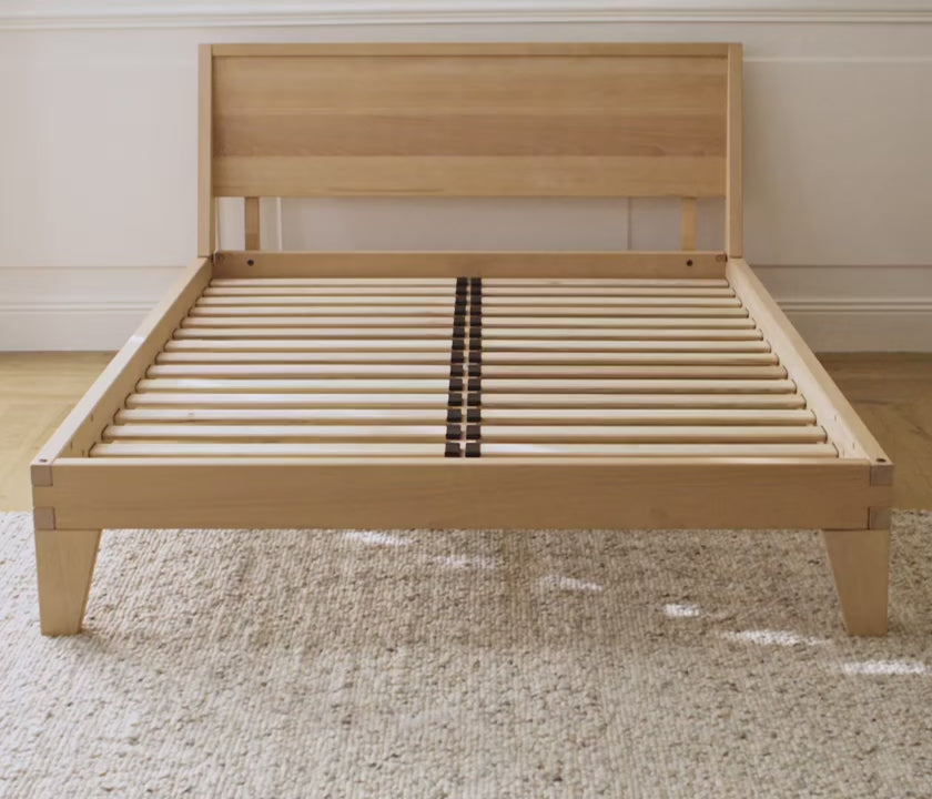 Charger la vidéo : Lit avec sommier en hêtre massif NOVA