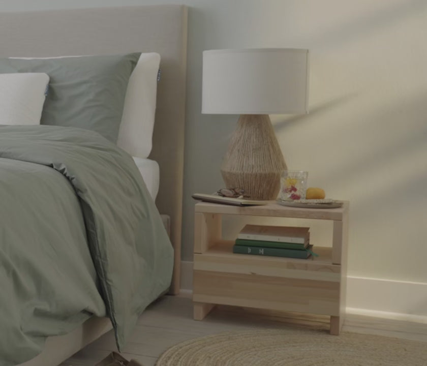 Charger la vidéo : Table de chevet en bois massif AVA