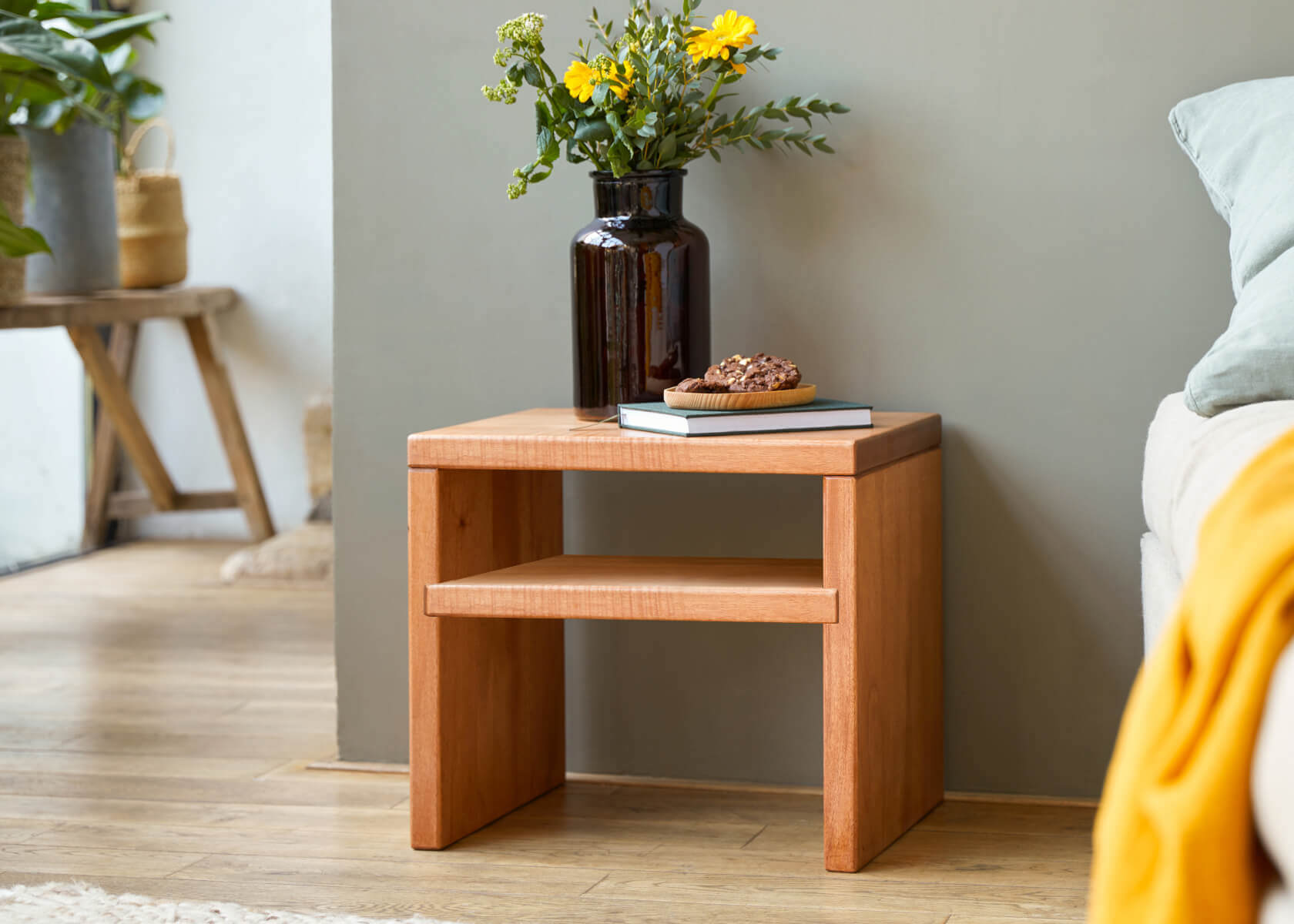 Table de chevet avec tablette en bois massif LUCA